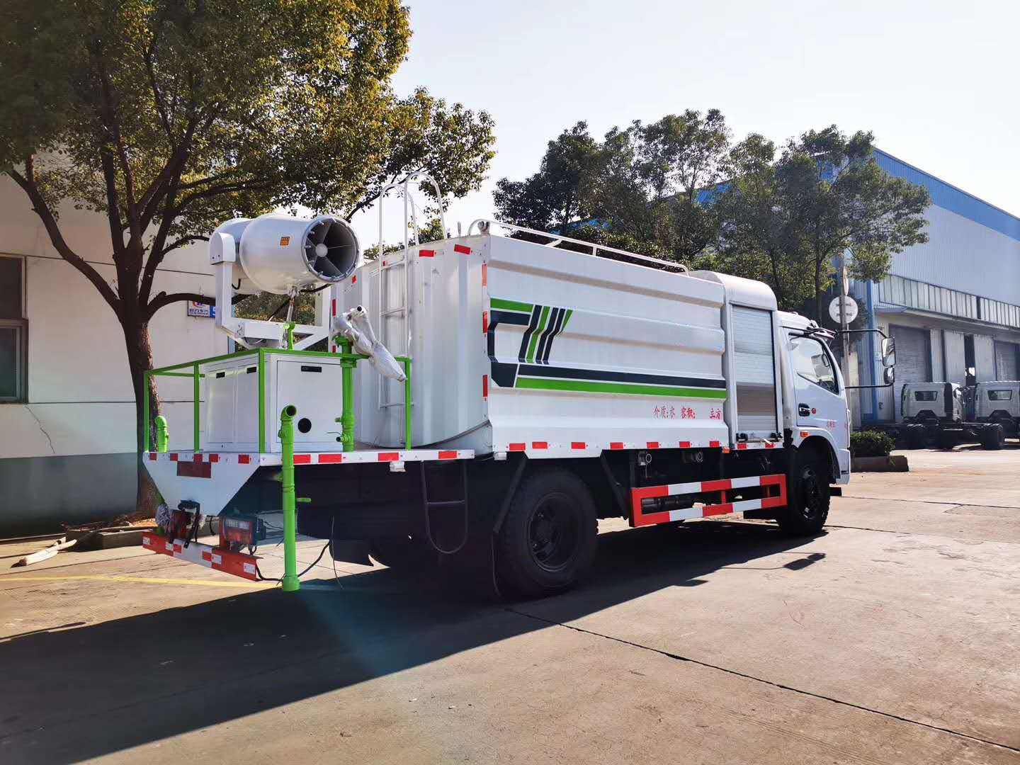 东风福瑞卡多功能抑尘车