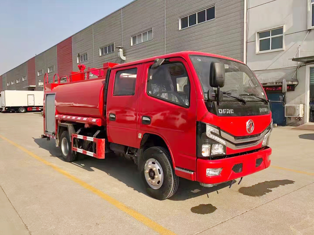 东风多利卡双排消防洒水车