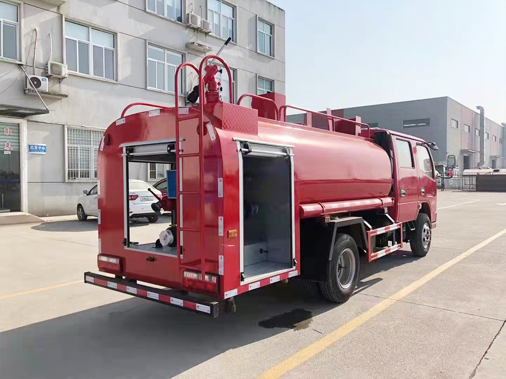 东风多利卡双排消防洒水车