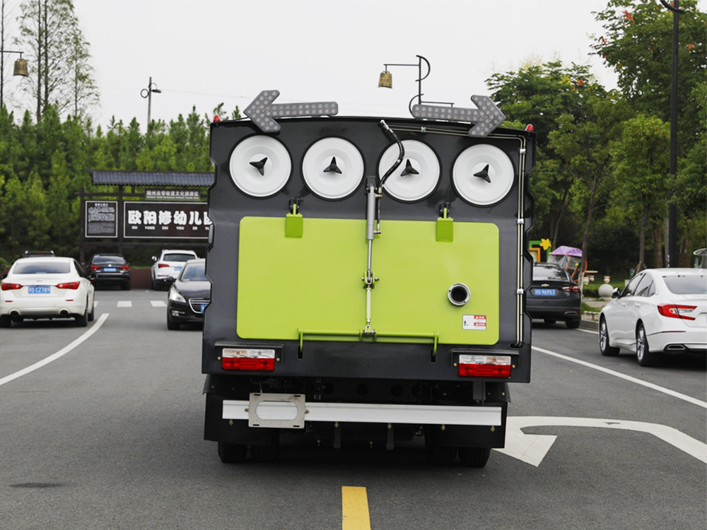东风小多利卡吸尘车